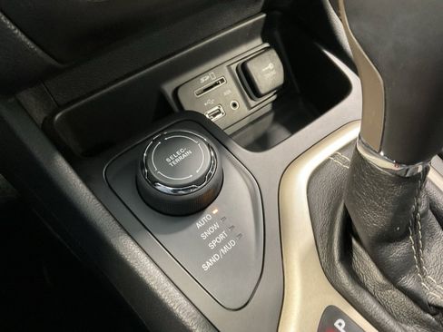 Used 2015 Jeep Cherokee Limited w/ Trailer Tow Group image 18