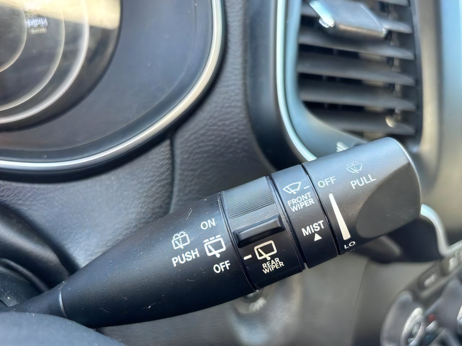 Used 2019 Jeep Cherokee Latitude Plus w/ Comfort/Convenience Group FWD image 25
