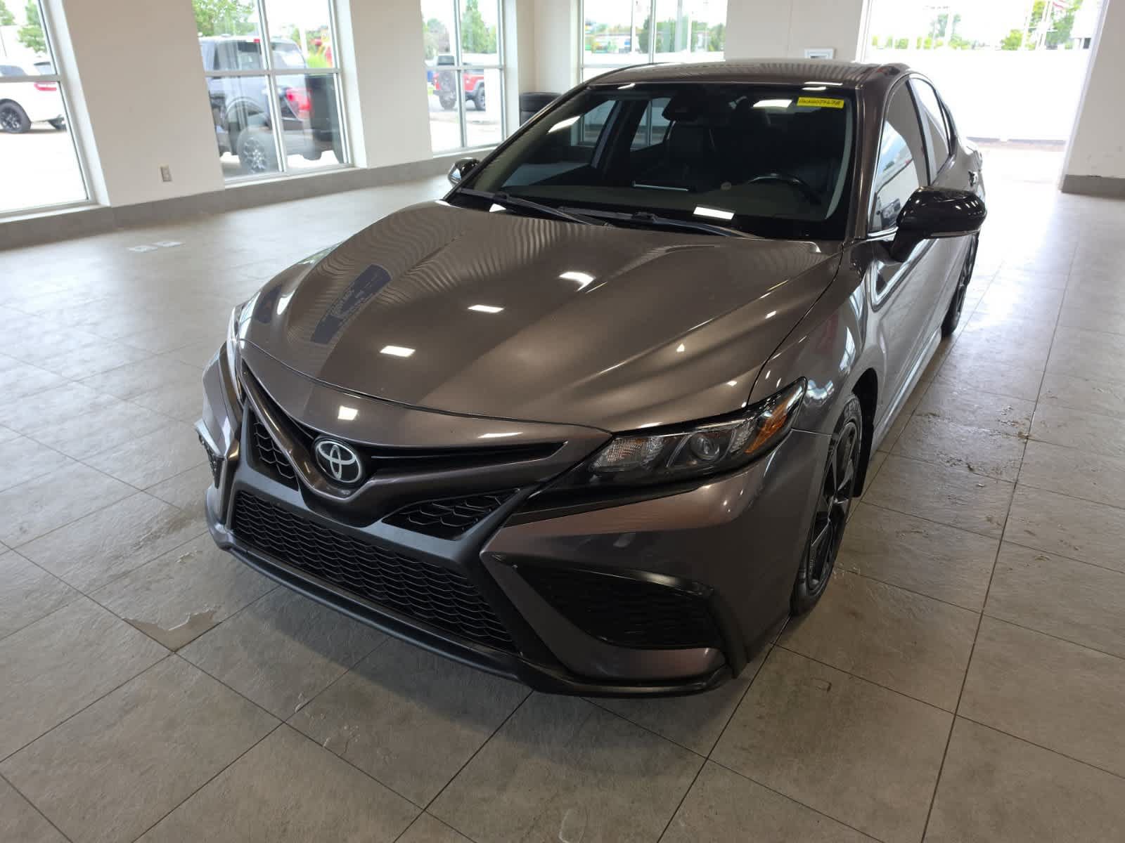 Used 2022 Toyota Camry SE FWD image 1