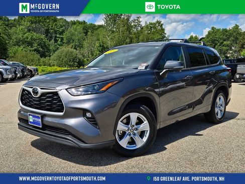 Used 2024 Toyota Highlander LE FWD image 1
