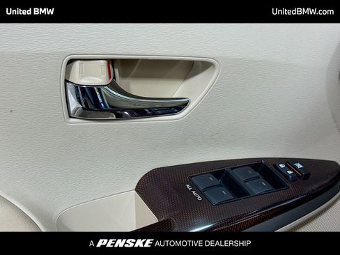 Used 2011 Toyota Venza Base image 3