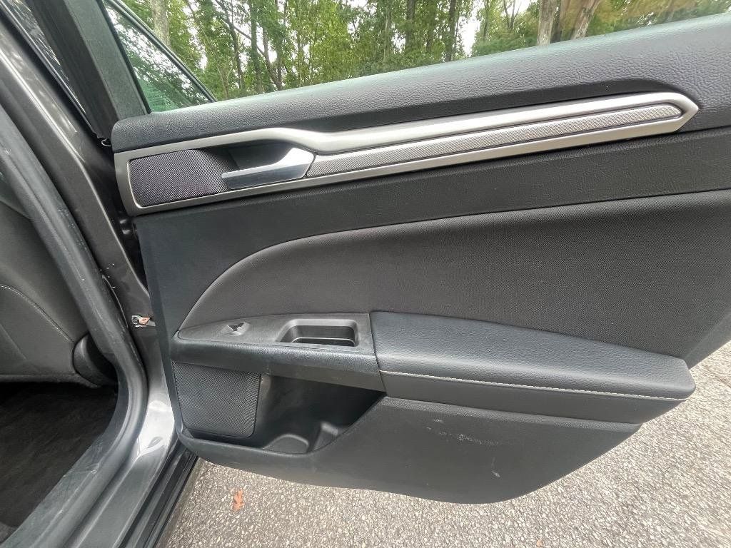 Used 2018 Ford Fusion SE FWD image 34