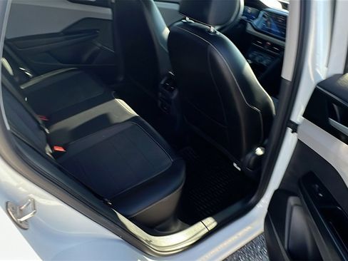 Used 2022 Volkswagen Taos SE image 18