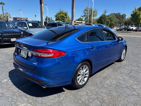 Used 2017 Ford Fusion SE w/ Fusion SE Technology Package FWD image 4