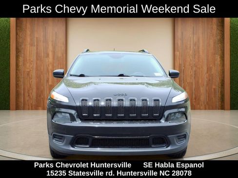 Used 2017 Jeep Cherokee Sport FWD image 2