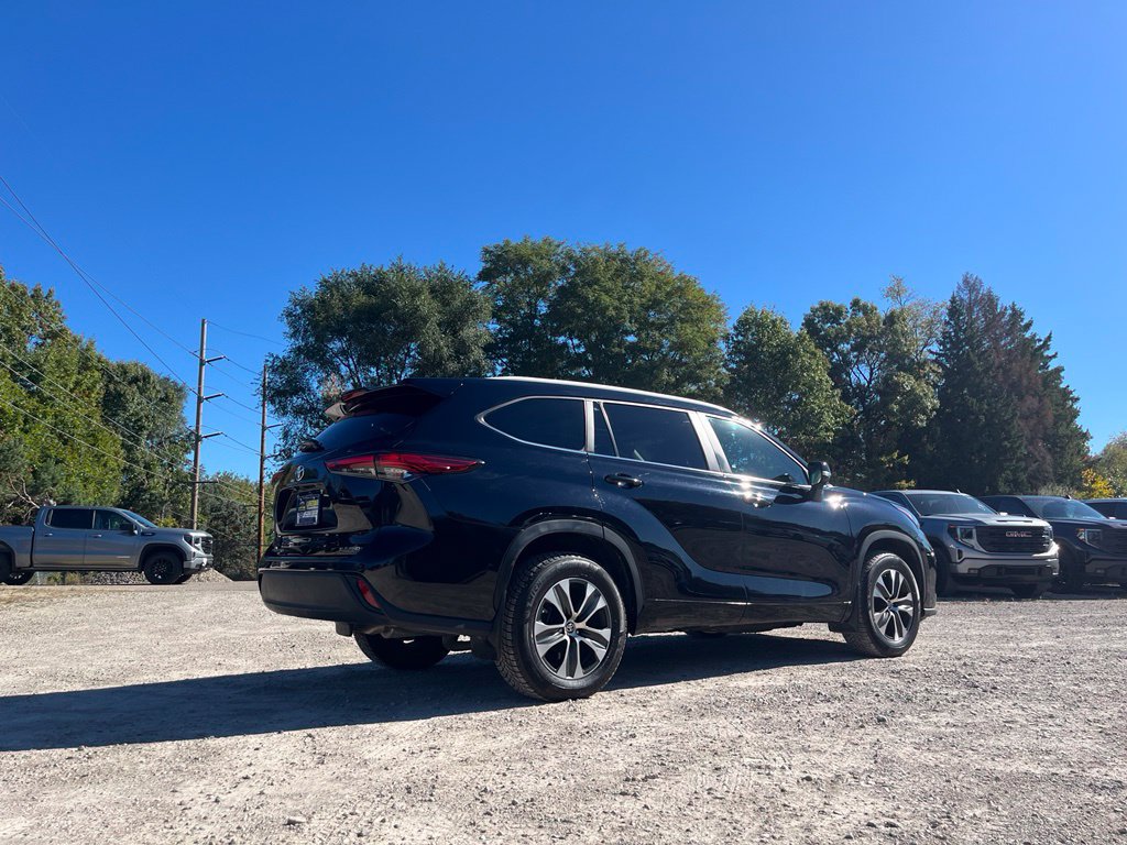 Used 2023 Toyota Highlander XLE AWD/4WD image 7