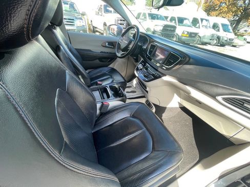 Used 2018 Chrysler Pacifica Touring-L image 32