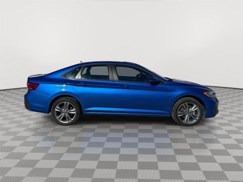 Used 2023 Volkswagen Jetta SE w/ Panoramic Sunroof Package image 16