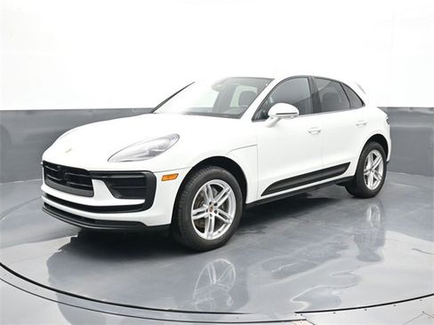 Used 2024 Porsche Macan image 1