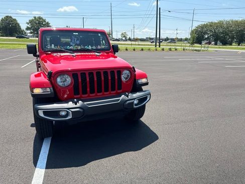 Used 2023 Jeep Gladiator Sport AWD/4WD image 3