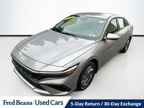 Used 2025 Hyundai Elantra Hybrid FWD image 3