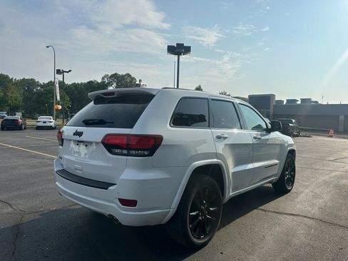 Used 2018 Jeep Grand Cherokee Altitude AWD/4WD image 4