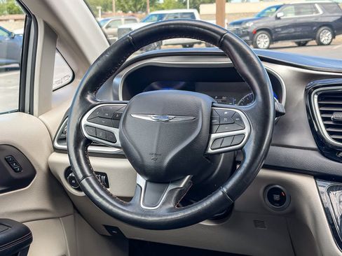 Used 2020 Chrysler Pacifica Touring-L FWD image 14