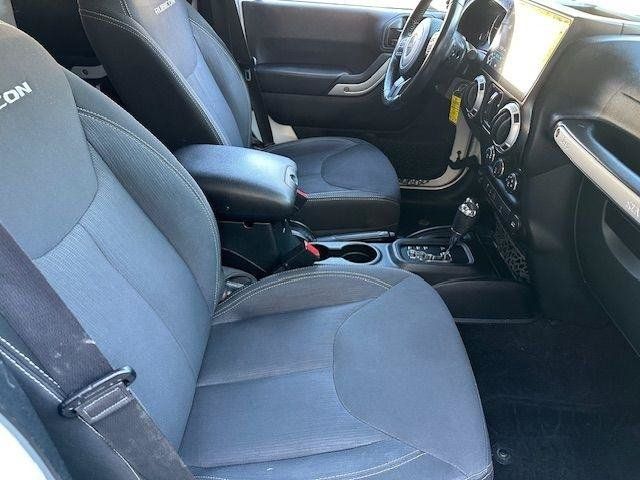 Used 2016 Jeep Wrangler Unlimited Rubicon w/ Connectivity Group AWD/4WD image 16