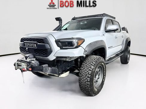 Used 2018 Toyota Tacoma TRD Off-Road AWD/4WD image 3