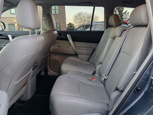 Used 2012 Toyota Highlander SE w/ Tow Pkg image 12