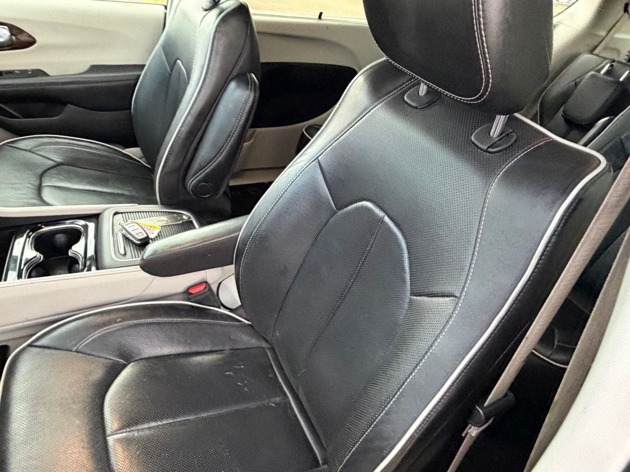 Used 2023 Chrysler Pacifica Limited FWD image 28