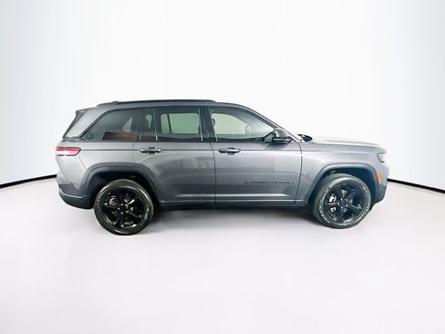 Used 2023 Jeep Grand Cherokee Altitude AWD/4WD image 10