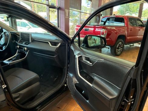 Used 2025 Toyota RAV4 XLE FWD image 25