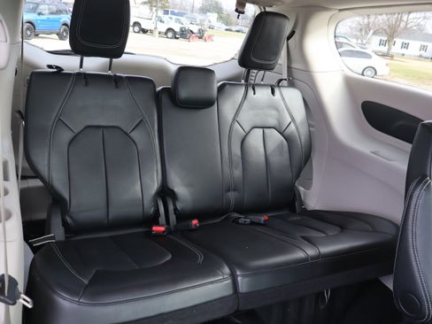Used 2024 Chrysler Pacifica Touring-L image 12