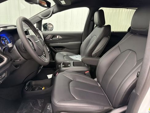 New 2026 Chrysler Pacifica Select image 14