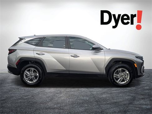 Used 2025 Hyundai Tucson SE image 2