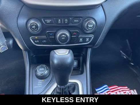Used 2017 Jeep Cherokee Latitude w/ Cold Weather Group AWD/4WD image 10