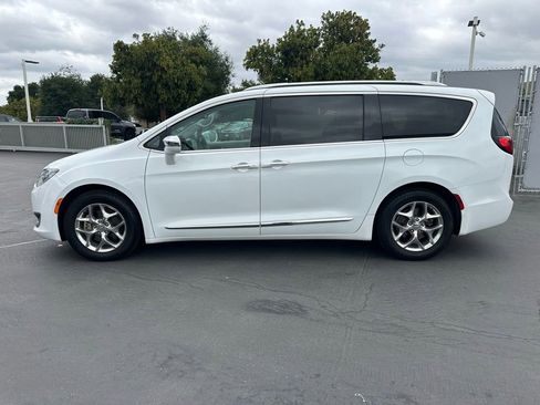 Used 2018 Chrysler Pacifica Limited FWD image 2