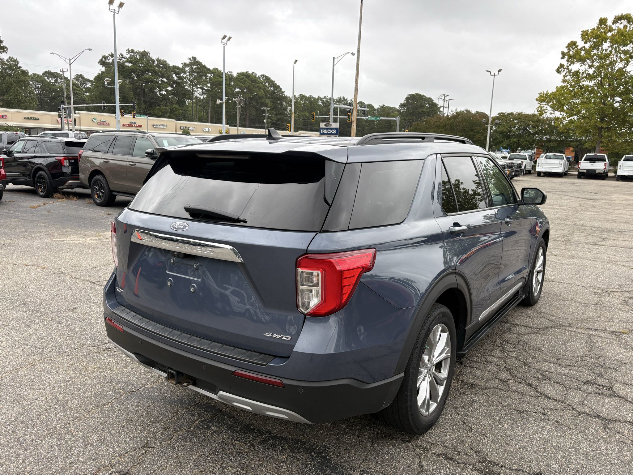 Used 2021 Ford Explorer XLT w/ Equipment Group 202A AWD/4WD image 5