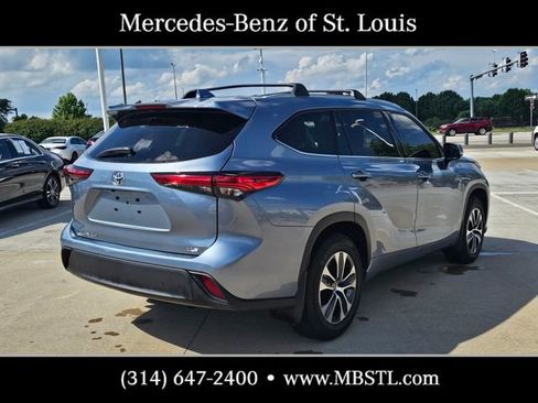Used 2022 Toyota Highlander XLE FWD image 3