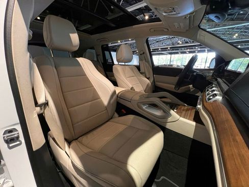 Used 2024 Mercedes-Benz GLS 450 4MATIC image 35
