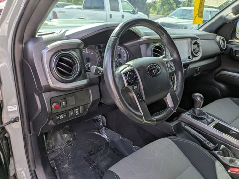 Used 2022 Toyota Tacoma TRD Sport w/ Technology Package image 13