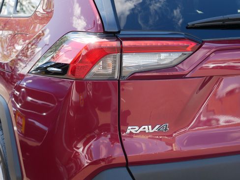 Used 2019 Toyota RAV4 LE w/ Carpet Mat Package AWD/4WD image 17