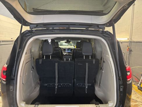 Used 2023 Chrysler Pacifica Touring-L image 33