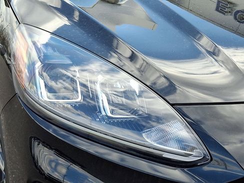 Used 2022 Ford Escape SE w/ SE Sport Appearance Package image 9