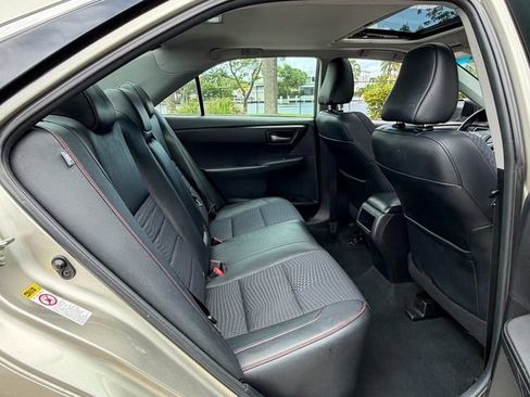 Used 2015 Toyota Camry SE w/ Moonroof Package FWD image 12