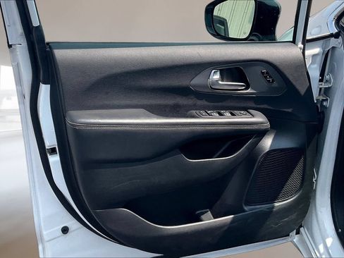 Used 2025 Chrysler Pacifica Select FWD image 20