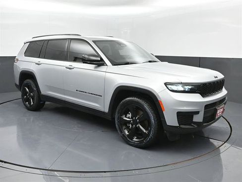 Used 2021 Jeep Grand Cherokee L Laredo RWD image 2