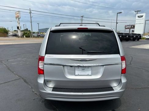 Used 2012 Chrysler Town & Country Touring w/ Entertainment Group #1 FWD image 7