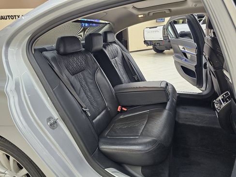 Used 2020 BMW 740i image 24