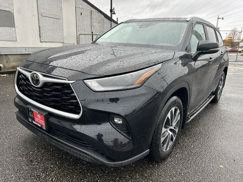 Certified 2024 Toyota Highlander XLE image 1