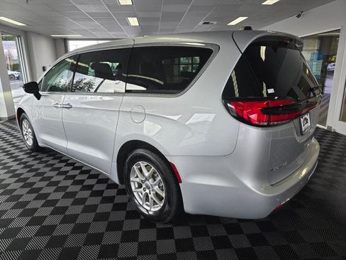 Used 2024 Chrysler Pacifica Touring-L image 6