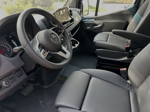 Used 2024 Mercedes-Benz Sprinter 2500 image 9
