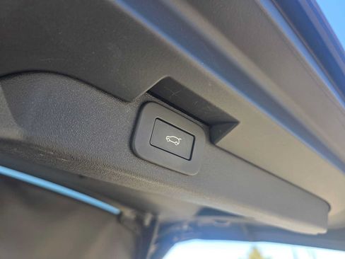 Used 2025 Land Rover Discovery S AWD/4WD image 16