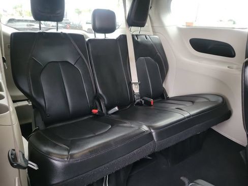 Used 2019 Chrysler Pacifica Touring-L FWD image 25