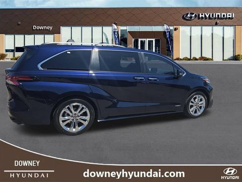 Used 2021 Toyota Sienna Platinum FWD image 6