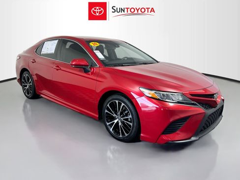 Used 2020 Toyota Camry SE image 1