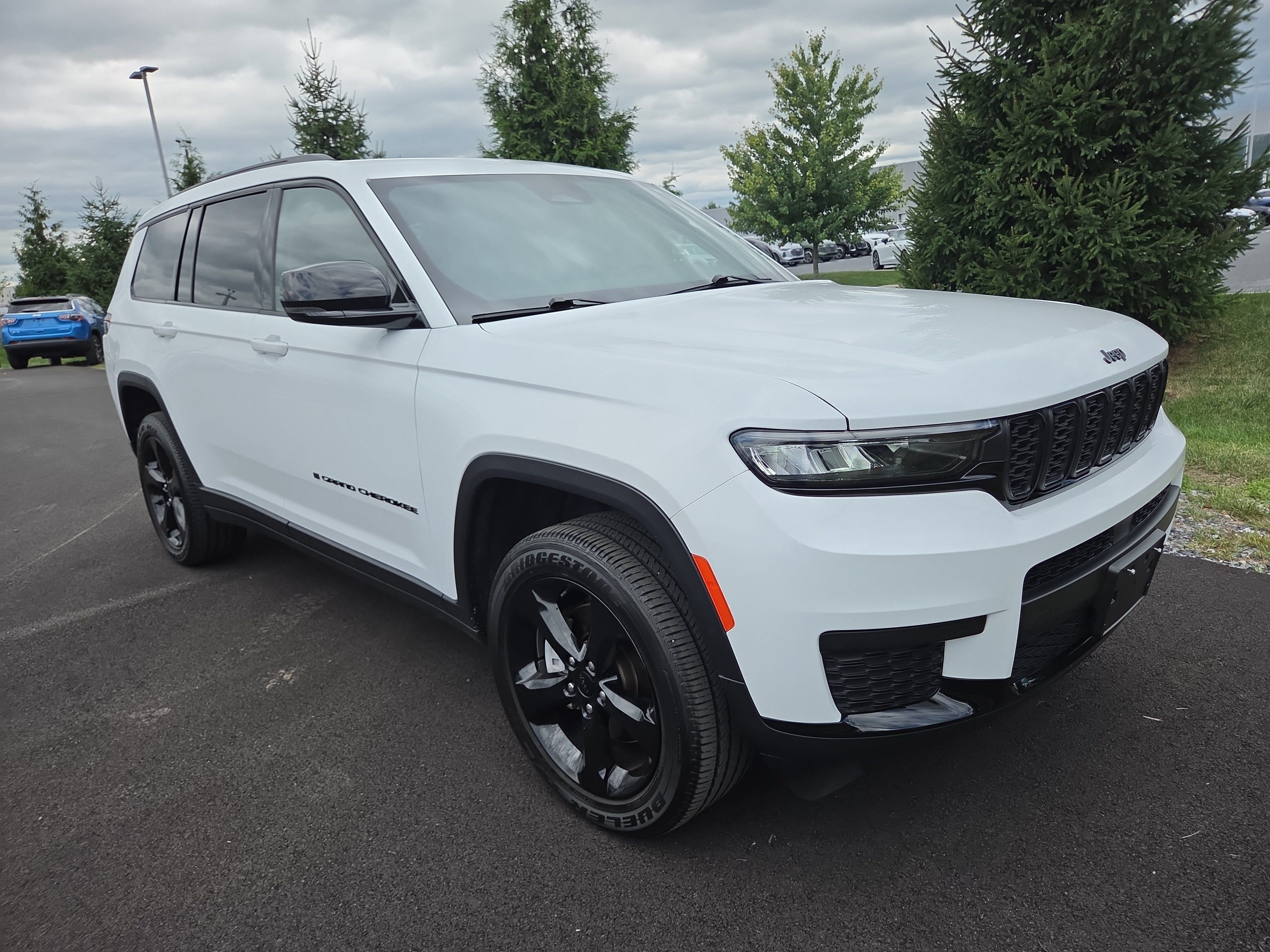 Used 2023 Jeep Grand Cherokee L Laredo AWD/4WD image 19
