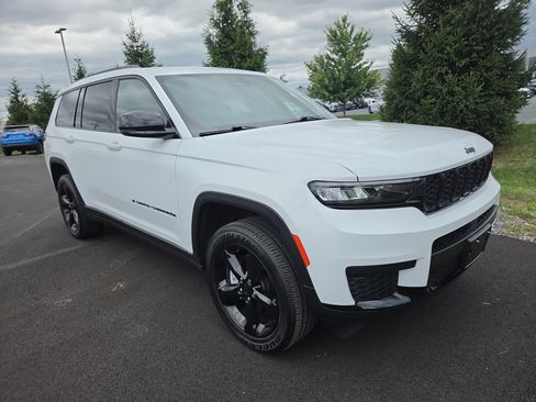 Used 2023 Jeep Grand Cherokee L Laredo AWD/4WD image 19