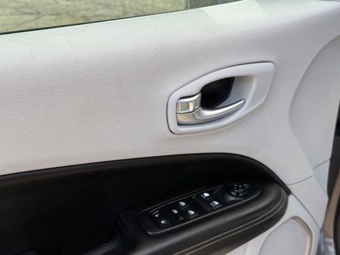 Used 2019 Jeep Compass Latitude w/ Popular Equipment Group FWD image 18